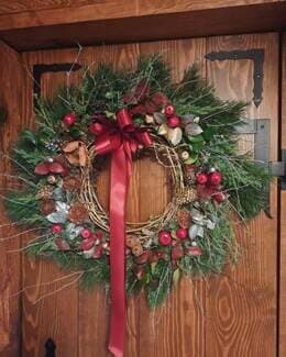 Wianek naturalny z sosny, jodły, pnączy winorośli i rajskich jabłuszek - Wianki Naturalne; wianek